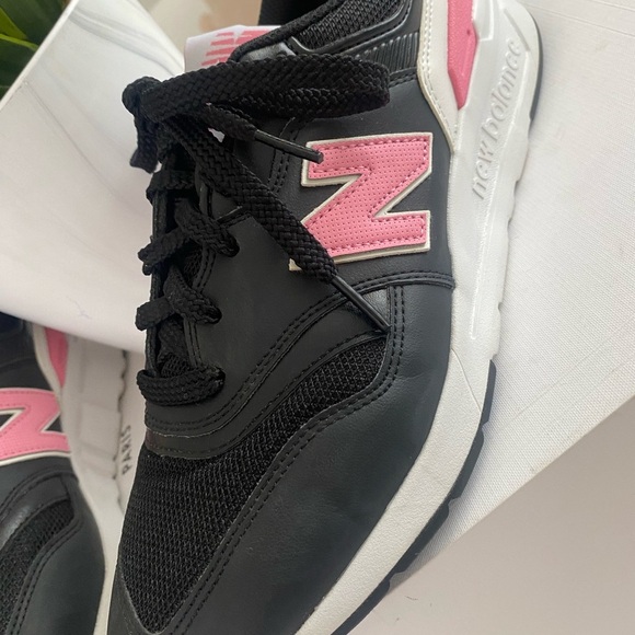 New Balance 997H sneakers in a women’s size 9 US (EU 40.5, UK 7). - Picture 15 of 16